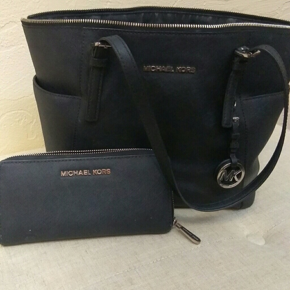 Black leather authentic Michael Kors purse